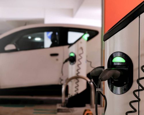 Comment gérer les bornes de recharge électrique en entreprise sans créer de conflits ?