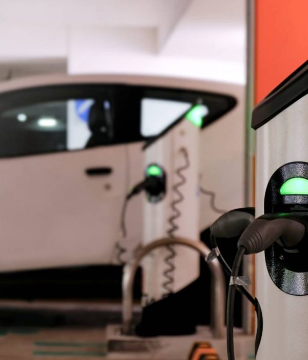 Comment gérer les bornes de recharge électrique en entreprise sans créer de conflits ?