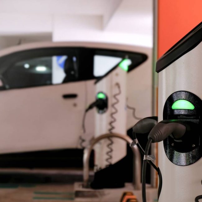 Comment gérer les bornes de recharge électrique en entreprise sans créer de conflits ?