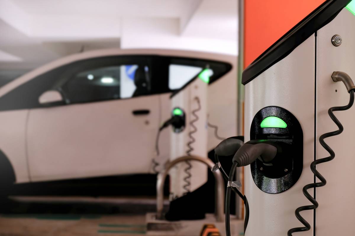 Comment gérer les bornes de recharge électrique en entreprise sans créer de conflits ?